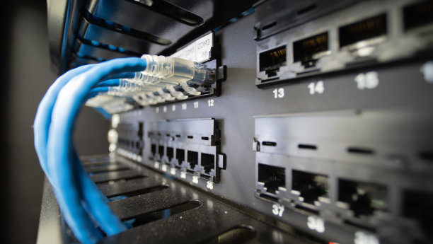 机柜中的网线和路径面板图片下载