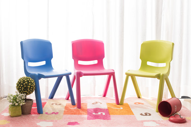 游戏室里有孩子们的椅子图片下载