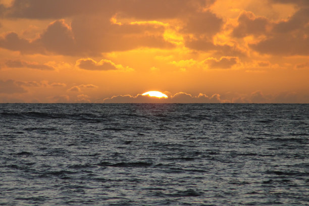 夏威夷考艾岛- 2016年1月9日:黑沙海滩日落图片下载
