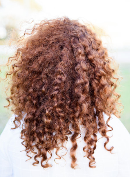 有红色卷发的女孩图片下载