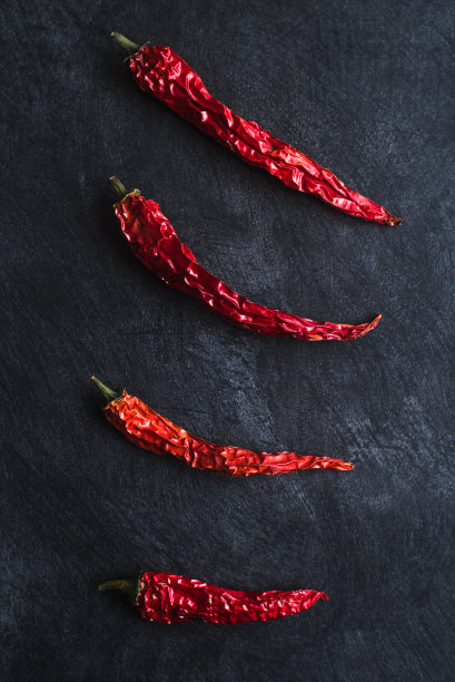 干豆荚红辣椒在一个黑暗的背景近景图片下载
