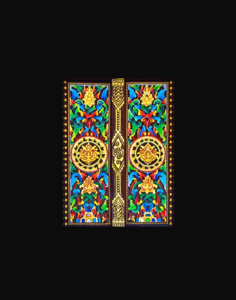 泰国寺庙门孤立在黑色背景图片下载