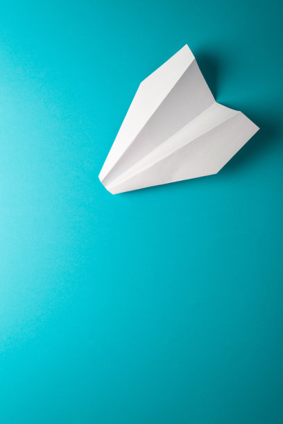 蓝色背景上的纸飞机图片下载