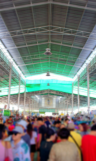 钢屋顶结构在集市上与人为伴图片下载