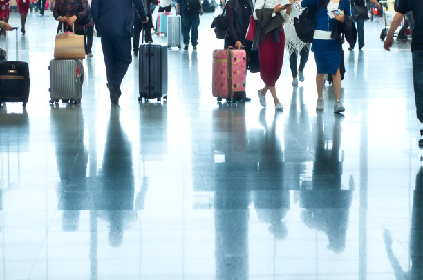 乘客在机场散步图片下载