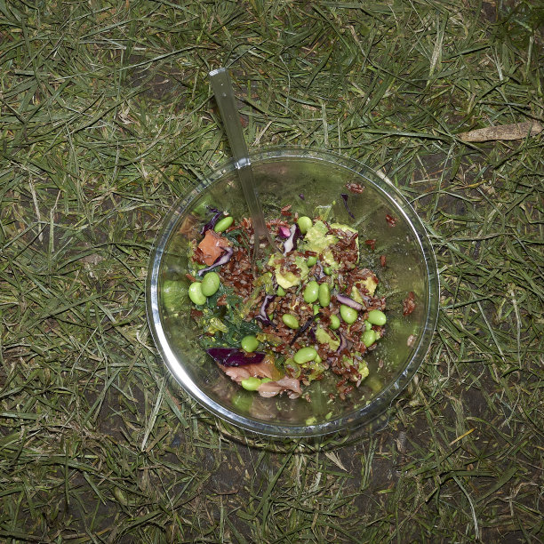 用塑料碗盛沙拉图片下载