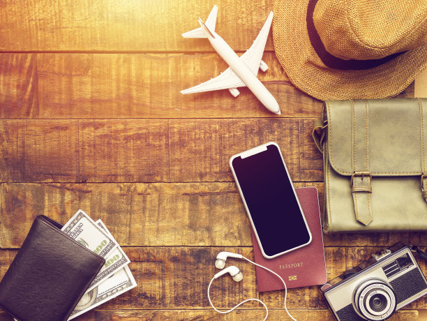 护照，手机，飞机模型，相机，包，钱包钱和帽子作为旅行者的配件项目，木质背景与复制空间。热带夏季旅游和度假图片下载