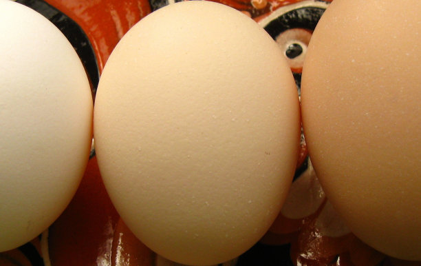 鸡蛋放在一个彩绘的盘子里图片下载