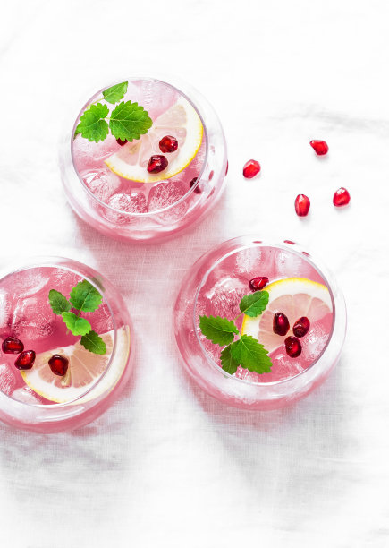 梅利莎石榴低酒精夏季鸡尾酒白色背景，俯视图。图片下载