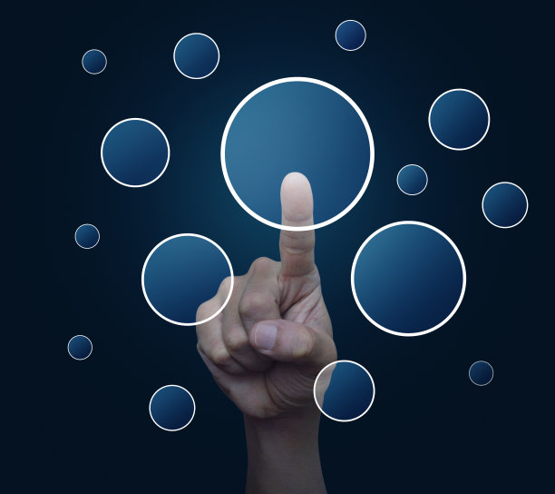 手在蓝色背景上推动空白圆形虚拟屏幕按钮图片下载