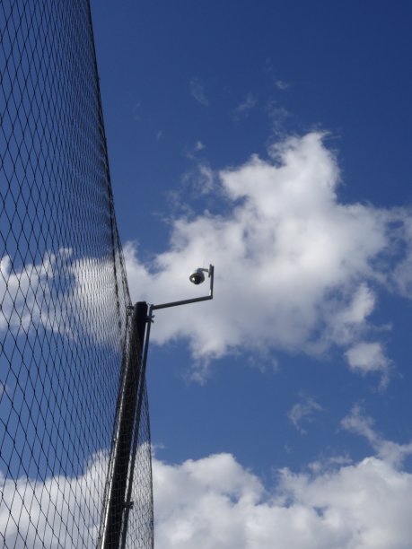 多云天空下的安全摄像头图片下载