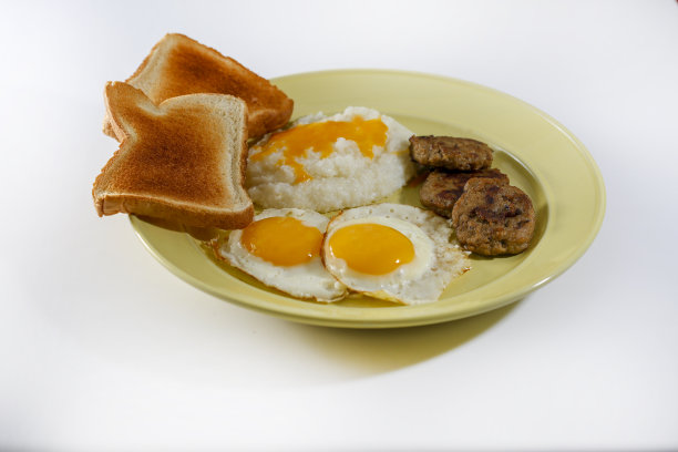 丰盛的早餐有鸡蛋、香肠、粗燕麦和烤面包图片下载