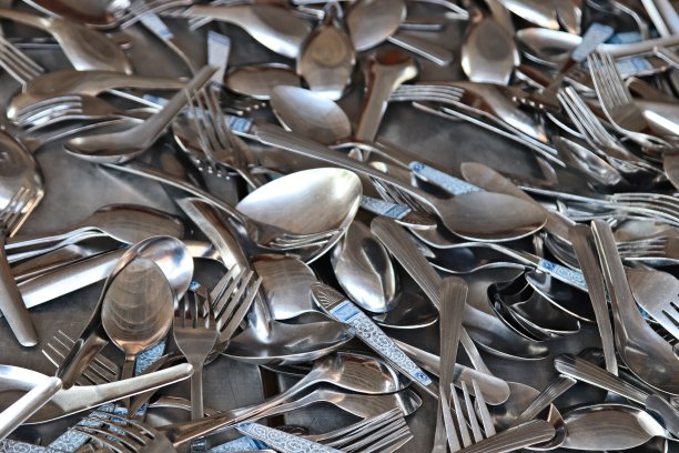 不锈钢餐具。这个图像可以用来代表用餐的概念。图片下载