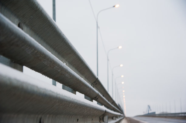 有护栏的道路图片下载