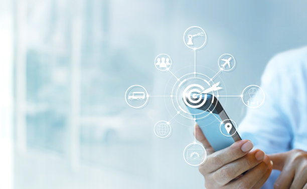 工业4.0概念，商人使用智能手机与图标目标和数据网络交换在虚拟现代界面制造技术。图片下载