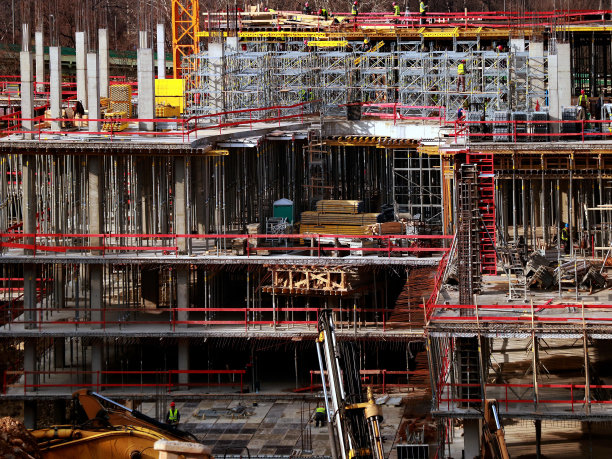 建筑工地的杆子和混凝土板图片下载