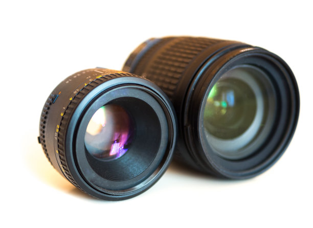 两个相机镜头隔离在白色上图片下载