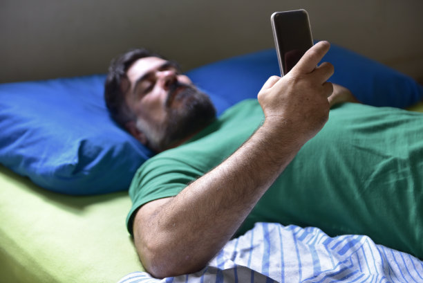 看手机的男人图片下载