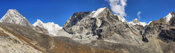 穿过尼泊尔珠穆朗玛峰地区的秋拉山口后的景色图片下载