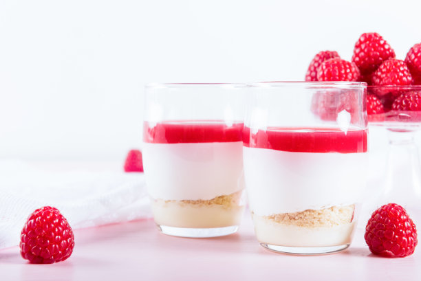 由白巧克力慕斯和树莓制成的树莓甜点素材图片