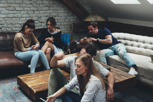 五个朋友在客厅里放松图片下载