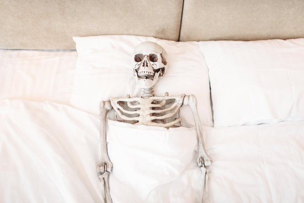 滑稽的人体骨骼是躺在坏的图片下载