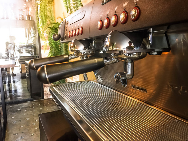 关闭的新咖啡机在咖啡馆图片下载