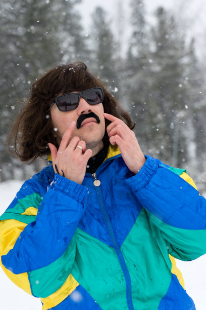 年轻男子滑雪板的复古照片图片下载