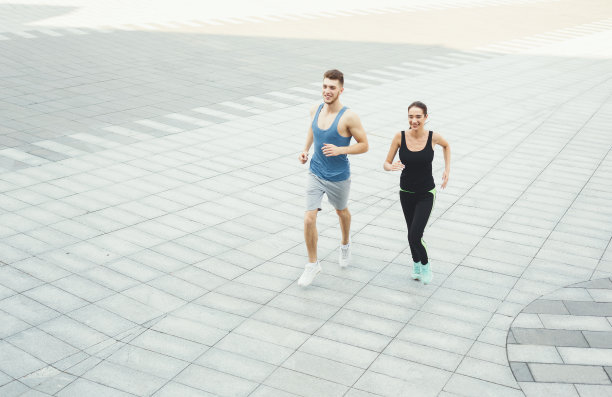 一男一女在市里的复印区跑着图片下载
