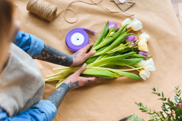 剪下的照片花商安排花束的郁金香在工作场所图片下载