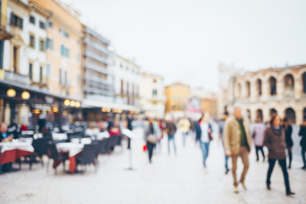 模糊的人走在城市里。图片下载