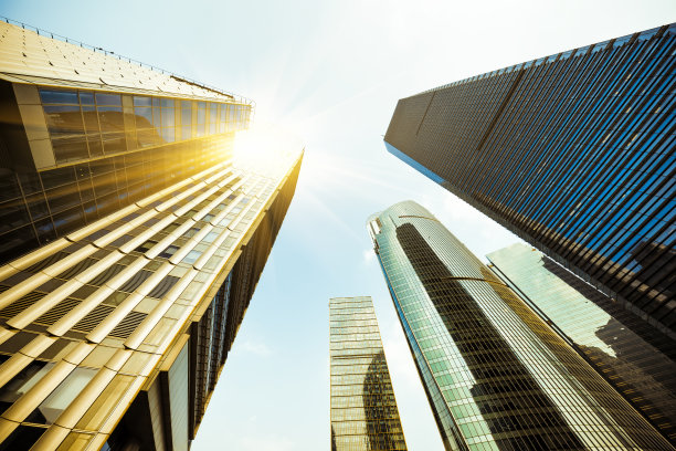 太阳耀斑下的金融区摩天大楼，上海，中国素材图片