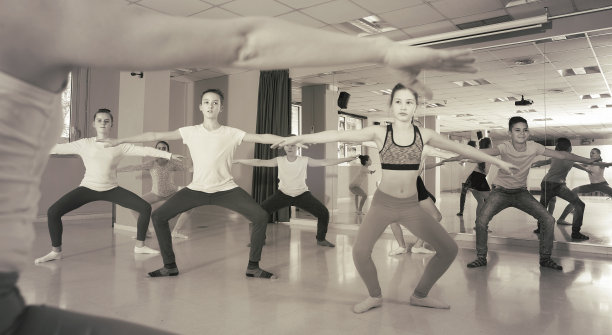 青少年在课堂上练习舞蹈动作图片下载