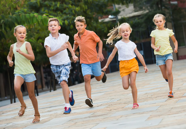 夏天，一群欢快的孩子在城里一起奔跑图片下载