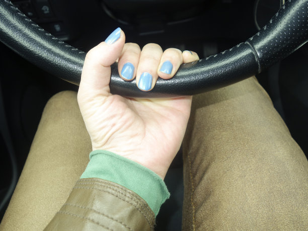 一个年轻女子的手和休闲服图片下载