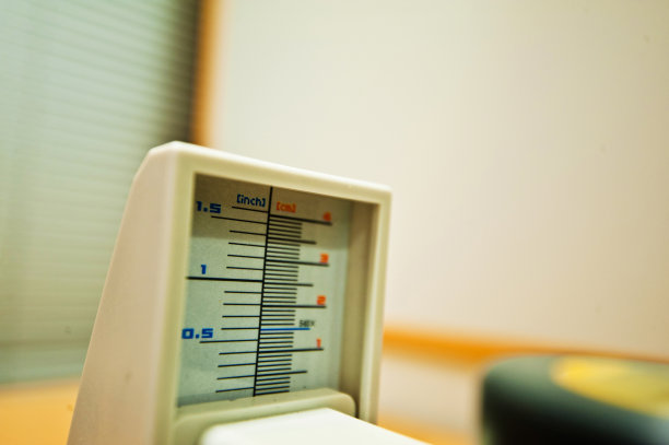 以英寸和毫米为单位的刻度图片下载