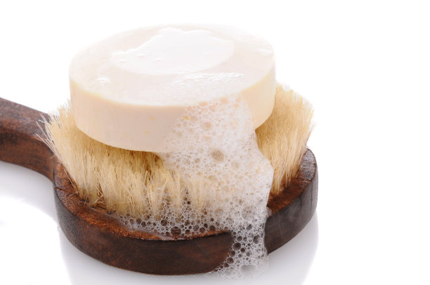 沐浴刷上的肥皂图片下载
