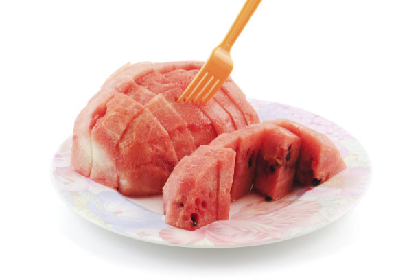 西瓜切片在盘子孤立在白色背景图片下载