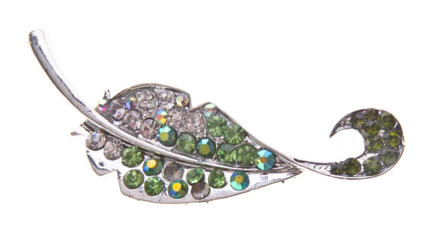 胸针与不同的宝石在一个背景。图片下载