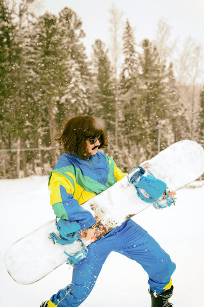 年轻男子滑雪板的复古照片图片下载
