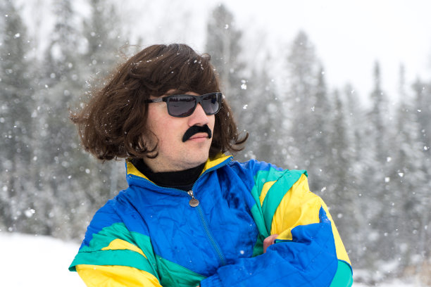 年轻男子滑雪板的复古照片图片下载