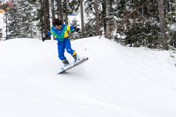 年轻男子滑雪板的复古照片图片下载