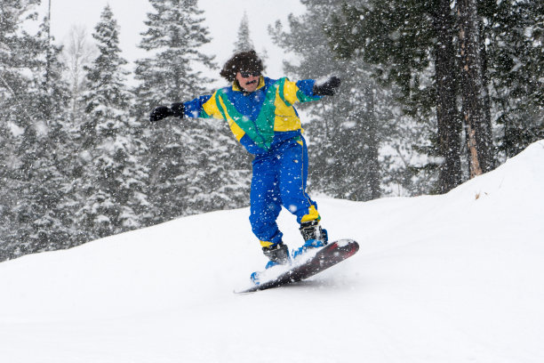 年轻男子滑雪板的复古照片图片下载