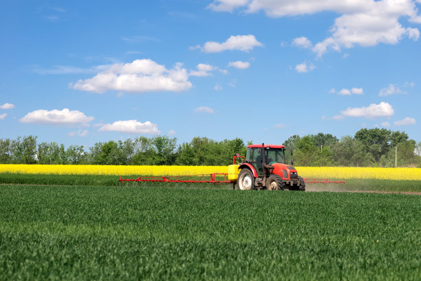 拖拉机在农田上喷洒农药图片下载