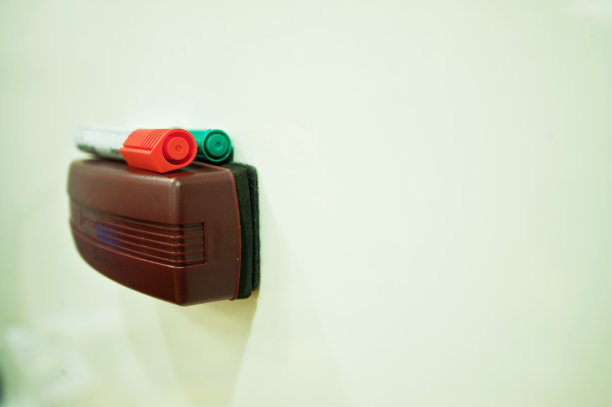 学校作业:白板，雨刷和记号笔图片下载