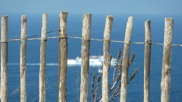 以海为背景的木门图片下载