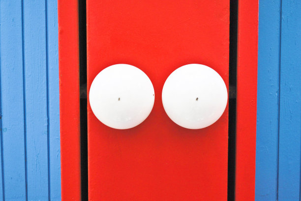 两盏像一双眼睛的白色圆灯图片下载