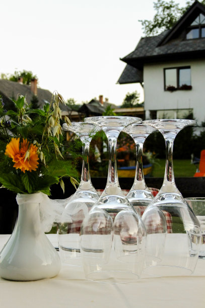 户外餐桌上玻璃杯的特写图片下载