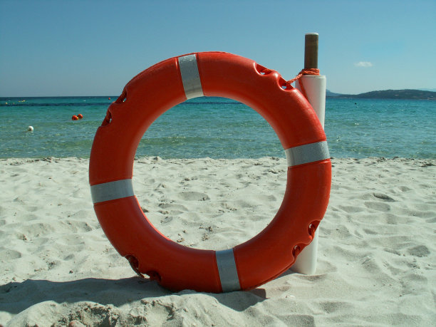 救生员的特写，背景是大海图片下载