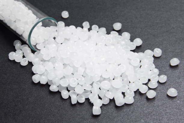 塑料颗粒。透明的聚乙烯颗粒。塑料原料。高密度聚乙烯(PE-HD)。PE-LD图片下载